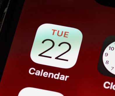 red and white number 5 iphone calendar error, ios response issue, apple calendar troubleshooting